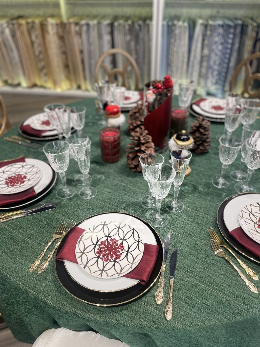 holiday rentals idea tablesetting in red and green theme