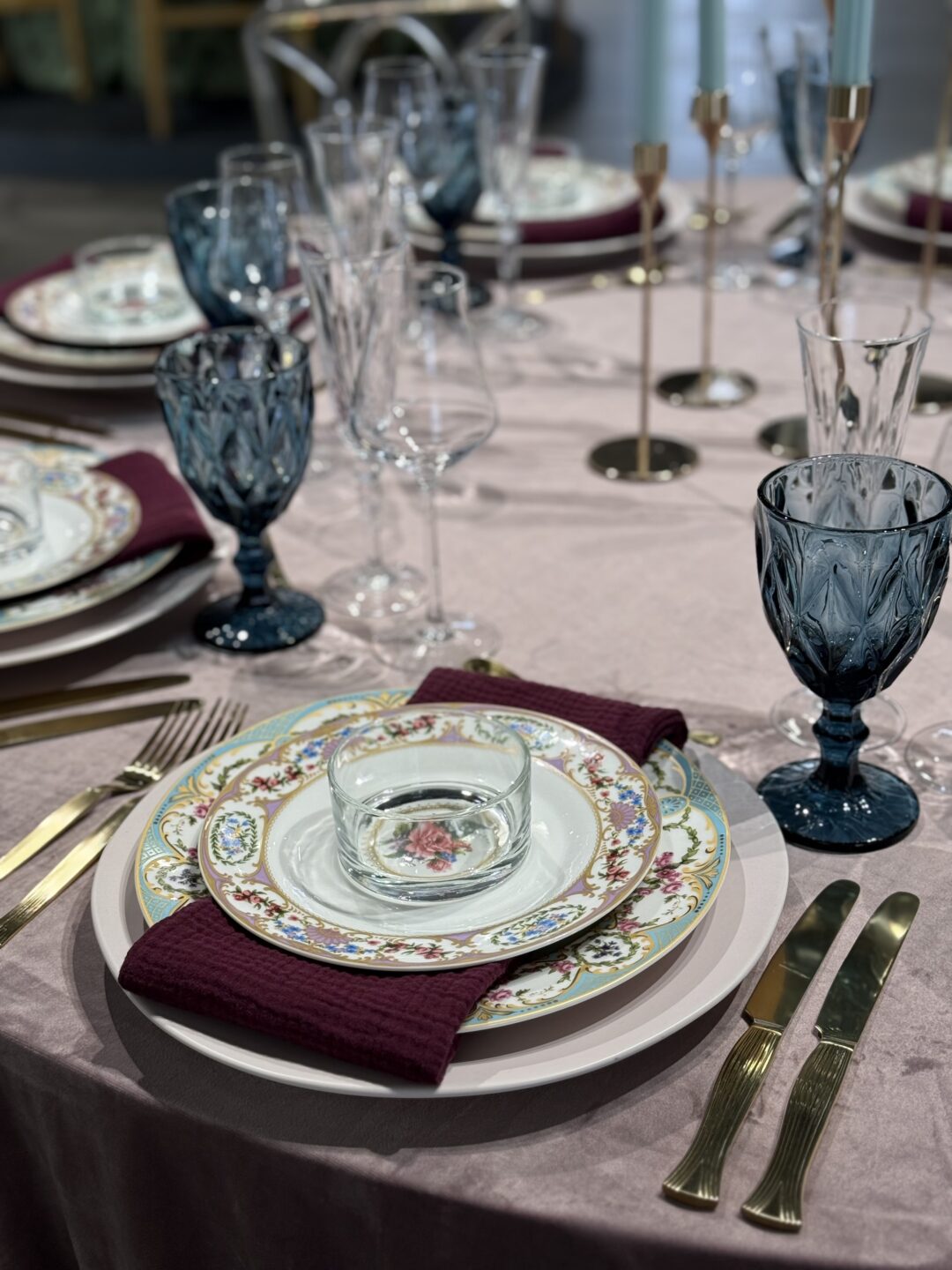 colorful holiday tablescape ideas tablesetting 