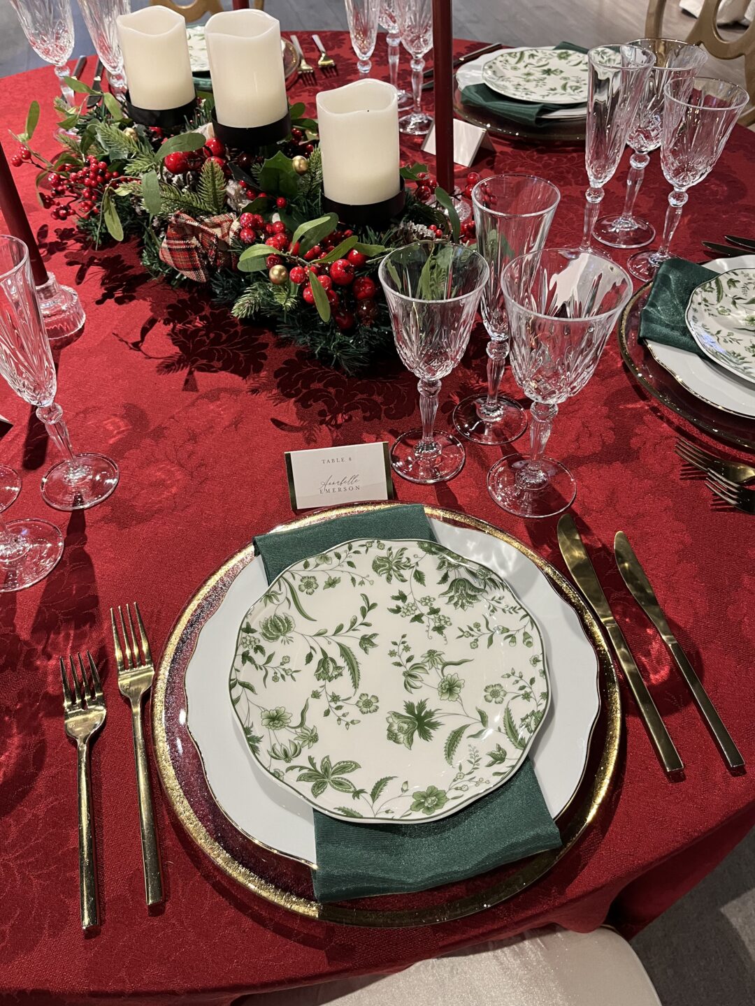 tablesetting holiday rentals red and green themed 