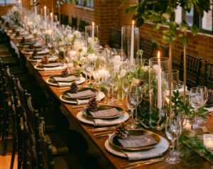 Warm holiday tablesetting